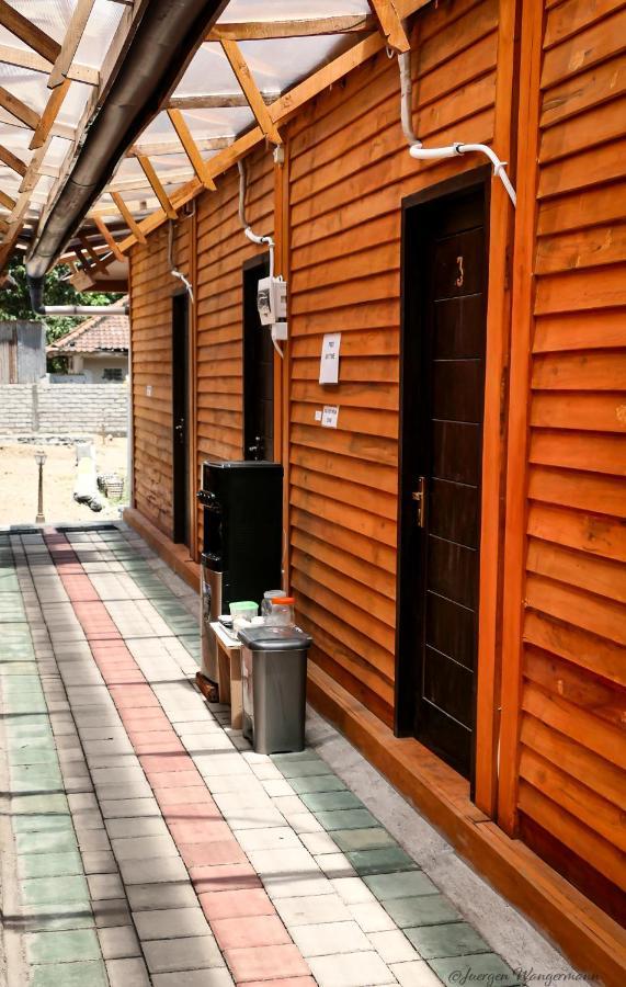 Mandalika Queen Hostel Kuta  Екстер'єр фото